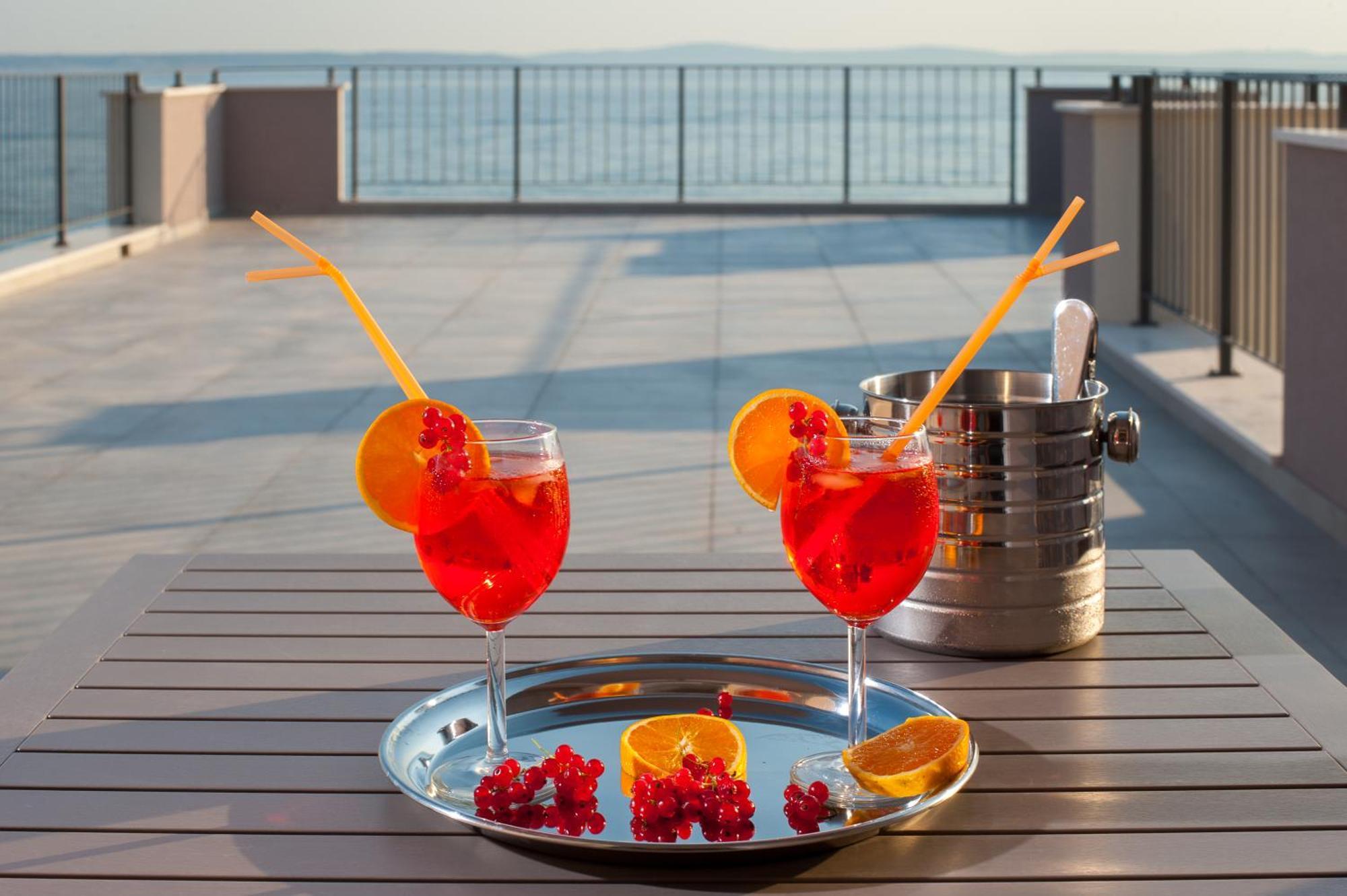 Seaside Luxury Suites Подстрана Стая снимка