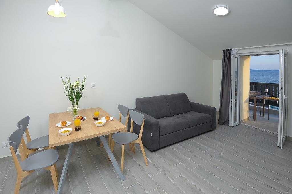 Seaside Luxury Suites Подстрана Екстериор снимка
